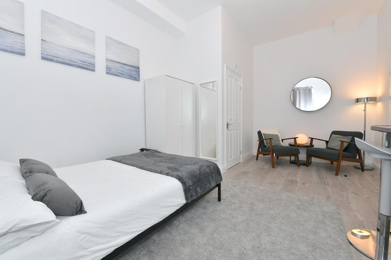 London Studios Very Close To Central Line Underground Shepherds Bush And Westfield Newly Refurbished Exterior foto